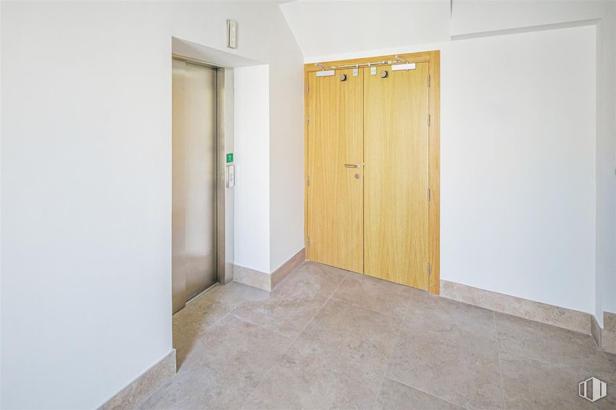 Oficina en alquiler en Calle Golfo de Salónica, 73, Ciudad Lineal, Madrid, 28033 con puerta, accesorio, madera, pintura, suelo, tinte para madera, suelos, puerta de casa, madera dura y hall alrededor