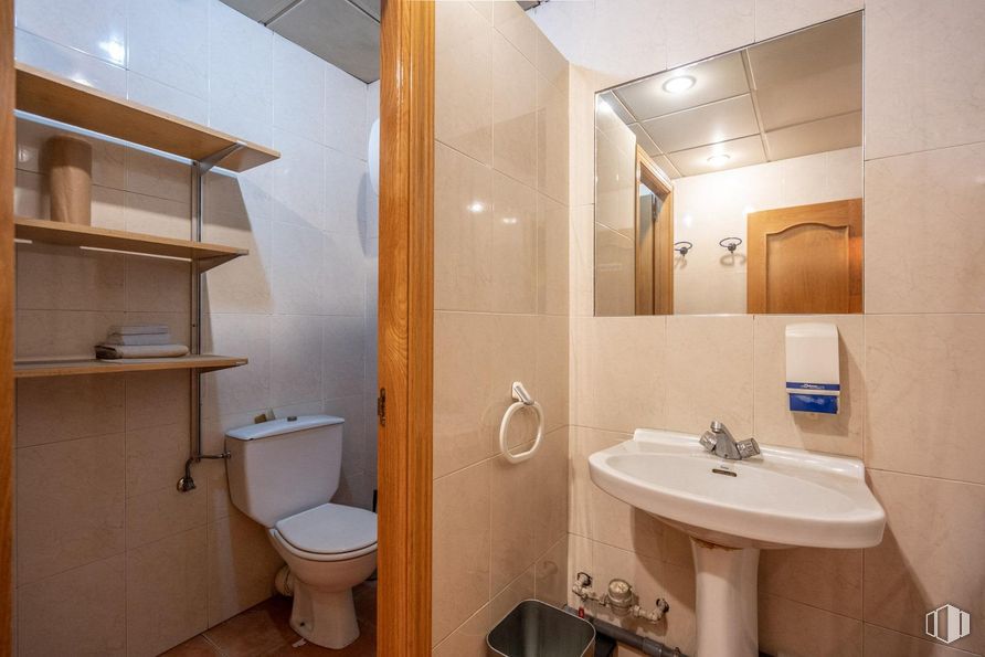 Retail for sale at Hortaleza - Canillas, Hortaleza, Madrid, 28043 with toilet, sink, flooring, floor, wood, plumbing fixture, bathroom sink, interior design, room and tap around