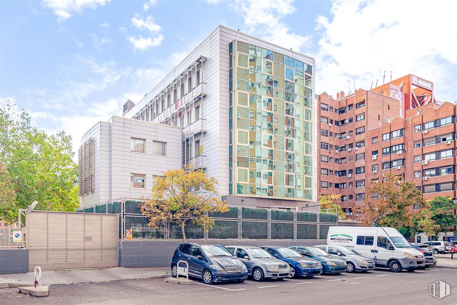 Oficina en alquiler en Calle Golfo de Salónica, 73, Ciudad Lineal, Madrid, 28033 con coche, camioneta, edificio, nube, cielo, vehículo terrestre, rueda, vehículo, durante el día y neumático alrededor