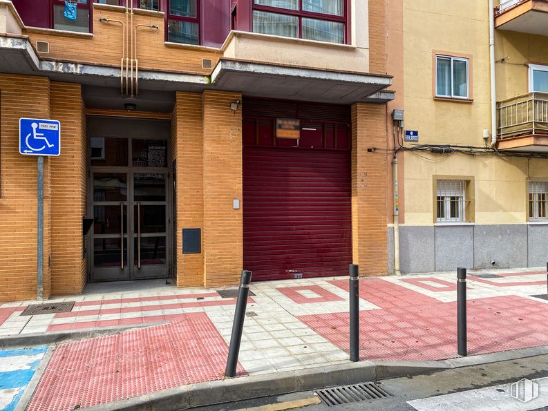 Local en alquiler en Calle Fuenlabrada, 46, Getafe, Madrid, 28901 con ventana, puerta, edificio, propiedad, infraestructura, madera, superficie de carretera, albañilería, naranja y ladrillo alrededor