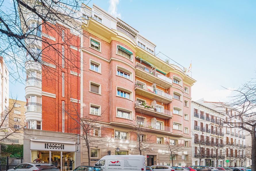 Oficina en alquiler en Calle Claudio Coello, 76, Salamanca, Madrid, 28001 con edificio, camioneta, rueda, neumático, vehículo terrestre, cielo, durante el día, ventana, coche y vehículo alrededor