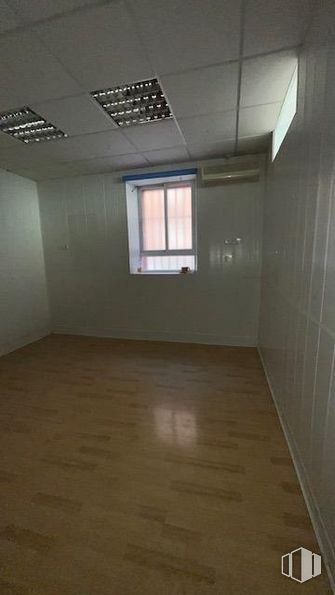 Office for rent at Calle Cavanilles, Retiro, Madrid, 28007 with window, property, building, fixture, wood, interior design, hall, floor, shade and flooring around