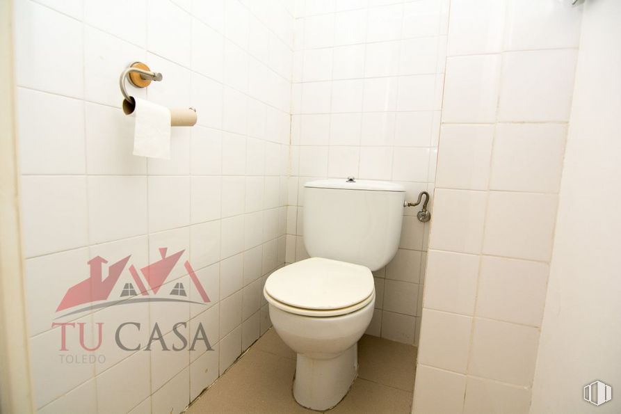 Office for rent at Carretera de la Peraleda, Toledo, 45004 with toilet, toilet paper, property, toilet seat, bathroom, product, plumbing fixture, purple, interior design, floor and flooring around