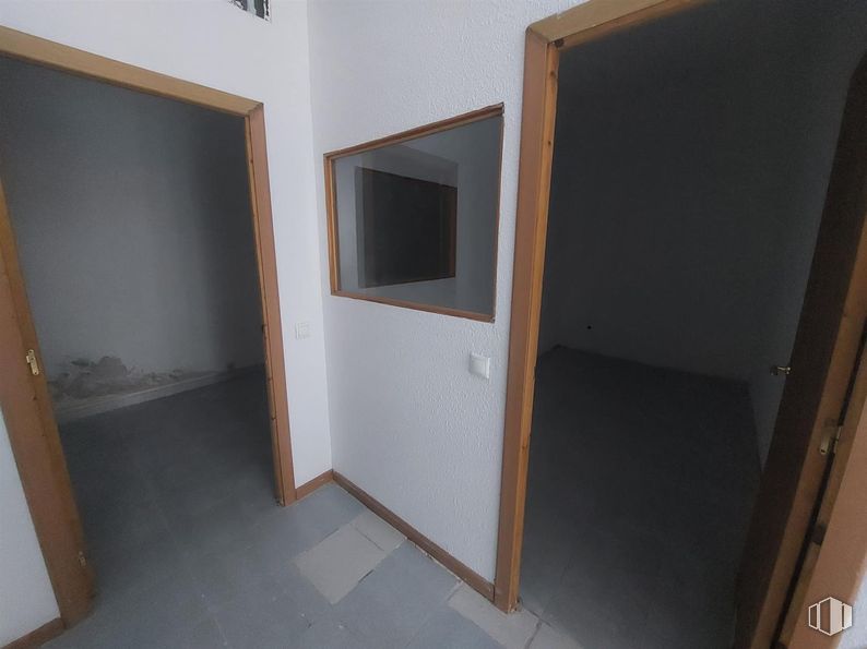 Local en alquiler y venta en Plaza Melendra, 2, Fuenlabrada, Madrid, 28944 con pared, madera, suelos, suelo, material compuesto, tinte para madera, puerta, madera dura, habitación y contrachapado alrededor