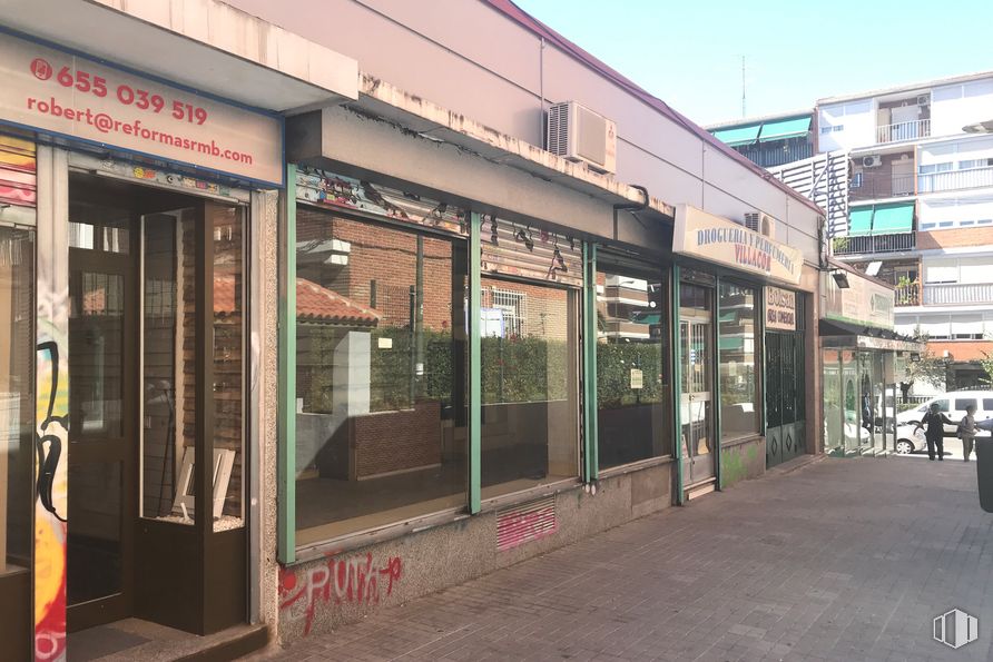 Retail for rent at Zona Aluche, La Latina, Madrid, 28047 with building, property, window, sky, door, architecture, fixture, facade, city and street light around