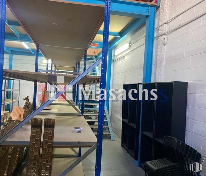 Nave en alquiler y venta en Zona industrial, Villaverde, Madrid, 28021 con mesa, silla, azul, interiorismo, suelo, suelos, edificio, sombra, techo y vidrio alrededor