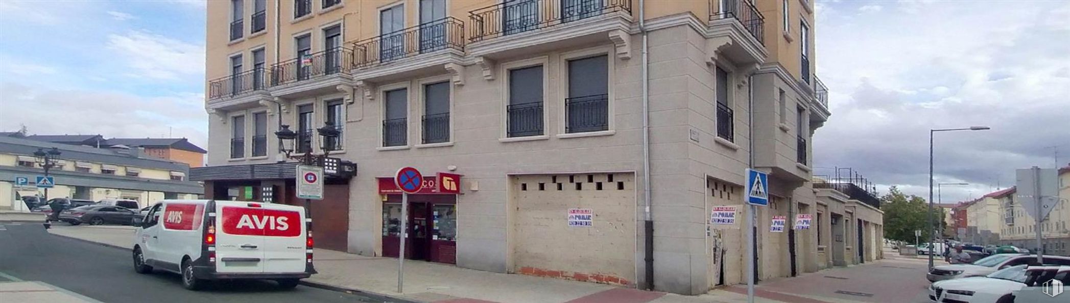 Retail for rent at Paseo Estación, Ávila, 05001 with car, building, window, font, facade, city, commercial building, gas, mixed-use and tire around