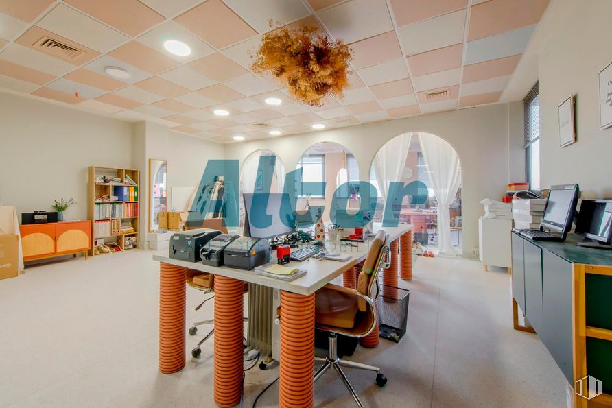 Oficina en venta en Calle San Romualdo, San Blas - Canillejas, Madrid, 28037 con estantería, silla, escritorio, mueble, mesa, interiorismo, suelos, techo, suelo y arquitectura alrededor