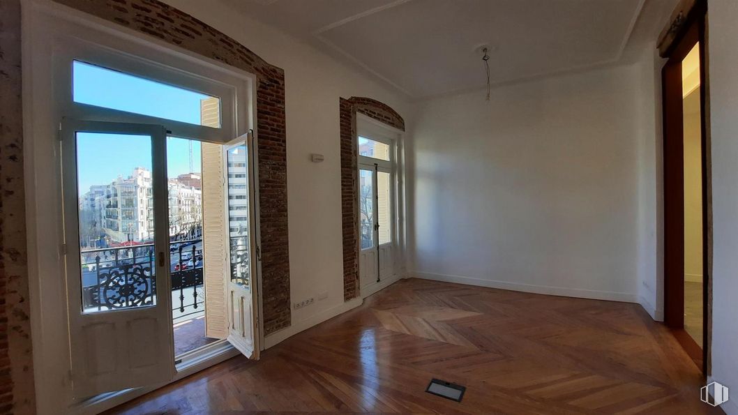 Oficina en alquiler en Glorieta Quevedo, Chamberí, Madrid, 28015 con edificio, accesorio, ventana, madera, interiorismo, hall, suelo, suelos, sombra y puerta alrededor