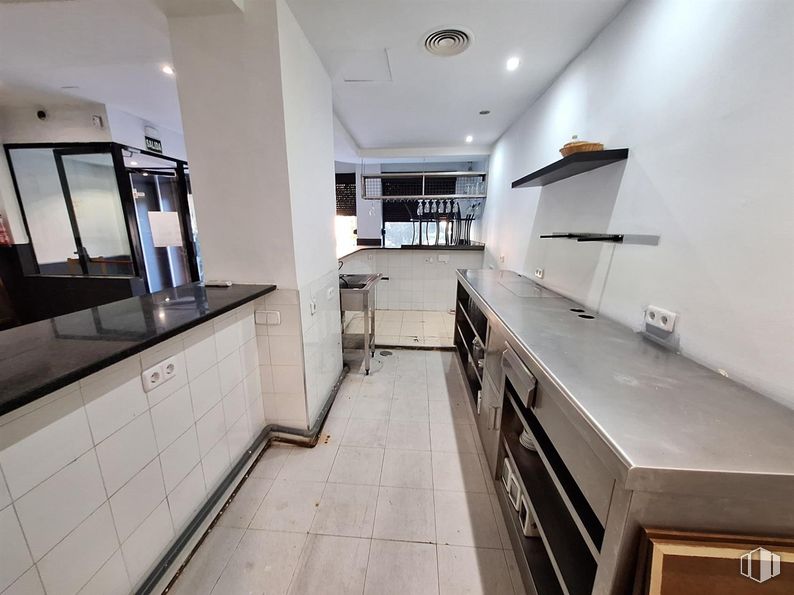 Local en alquiler en Travesía Ronda, 6, San Blas - Canillejas, Madrid, 28022 con encimera, ebanistería, mueble, suelos, suelo, interiorismo, techo, cocina, vidrio y azulejo alrededor