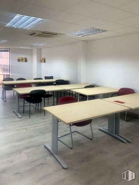 Oficina en alquiler en Calle Mayor, 50, Alcorcón, Madrid, 28921 con mesa, silla, mueble, interiorismo, madera, suelo, suelos, hall, diseño automovilístico y espacio alrededor