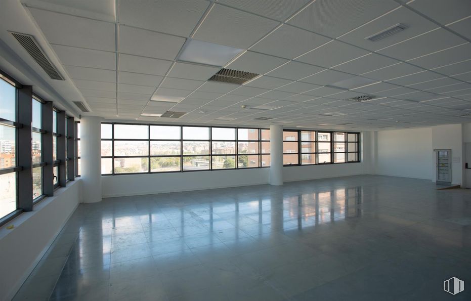 Office for rent at Avenida San Máximo, 11, Usera, Madrid, 28041 with window, hall, fixture, interior design, floor, flooring, glass, ceiling, shade and composite material around