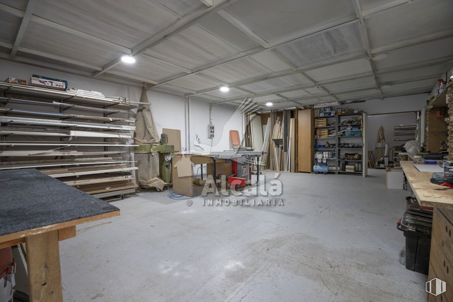 Nave en alquiler en Calle Jaén, Alcalá de Henares, Madrid, 28804 con mesa, mueble, madera, estante, suelos, suelo, estantería, estantería, ebanistería y ingeniería alrededor