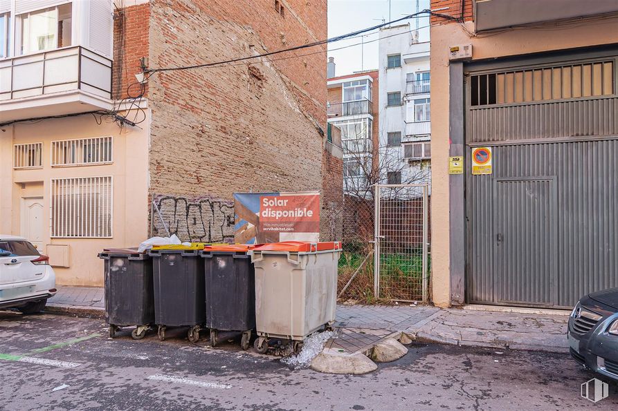 Land for sale at Paseo Perales, La Latina, Madrid, 28011 with car, waste container, building, window, wall, road surface, neighbourhood, town, street and asphalt around