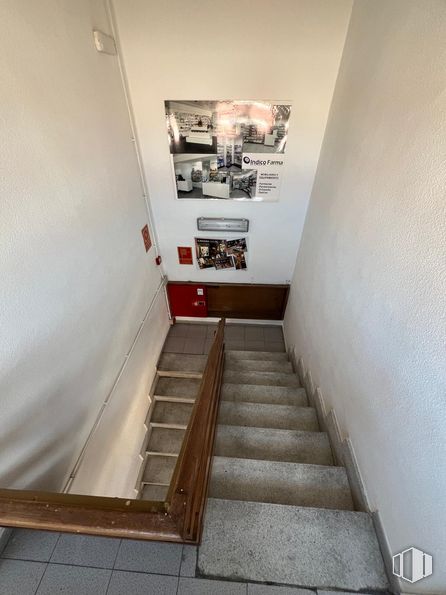 Industrial for sale at Zona Avenida Madrid, Arganda del Rey, Madrid, 28500 with stairs, wood, flooring, floor, composite material, handrail, wood stain, hardwood, paint and varnish around