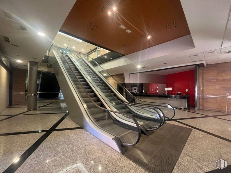 Local en alquiler en Calle Vicente Aleixandre, Humanes de Madrid, Madrid, 28970 con escaleras, edificio, interiorismo, suelo, suelos, ciudad, techo, pasamanos, madera y vidrio alrededor