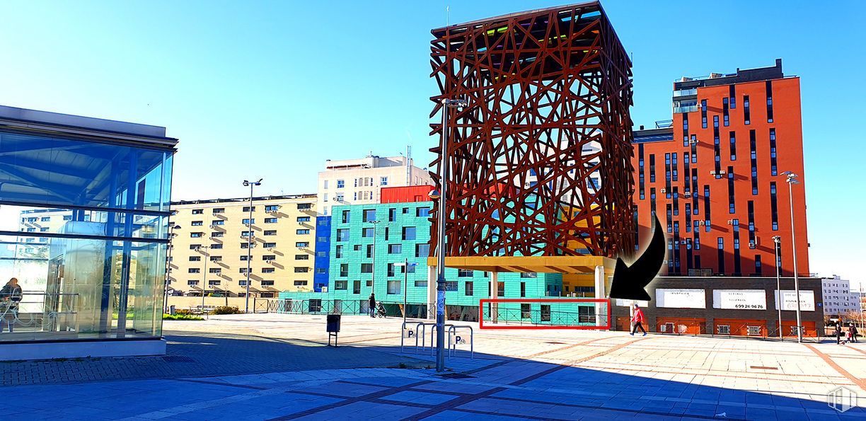 Oficina en alquiler en Plaza del Sol, 31, Móstoles, Madrid, 28938 con edificio, cielo, ventana, azul, diseño urbano, bloque de pisos, condominio, espacio publico, fachada y ciudad alrededor