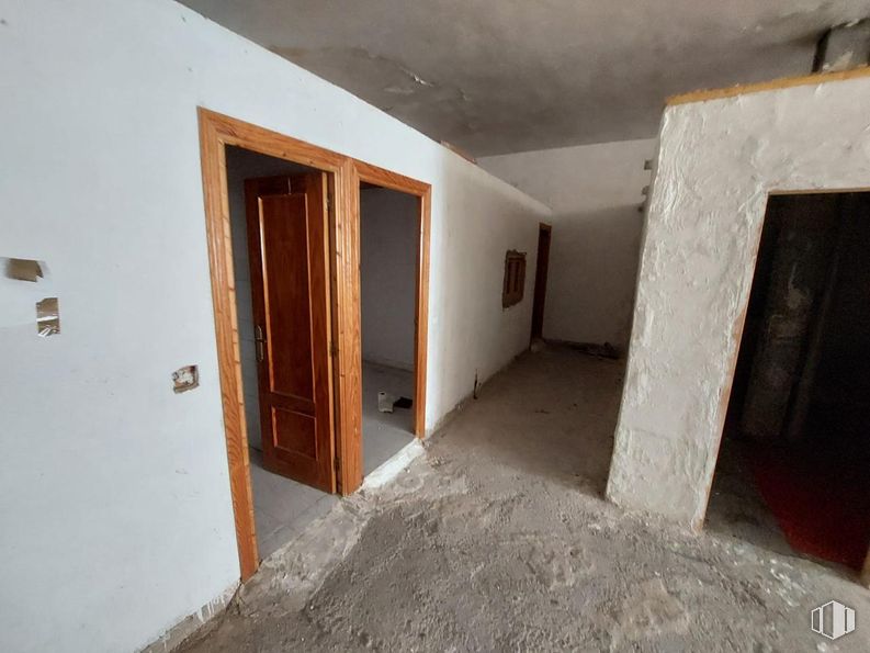 Local en alquiler en Urbanización los Olivos, Olías del Rey, Toledo, 45008 con puerta, pared, suelo, suelos, madera, habitación, techo, tinte para madera, madera dura y material de construcción alrededor