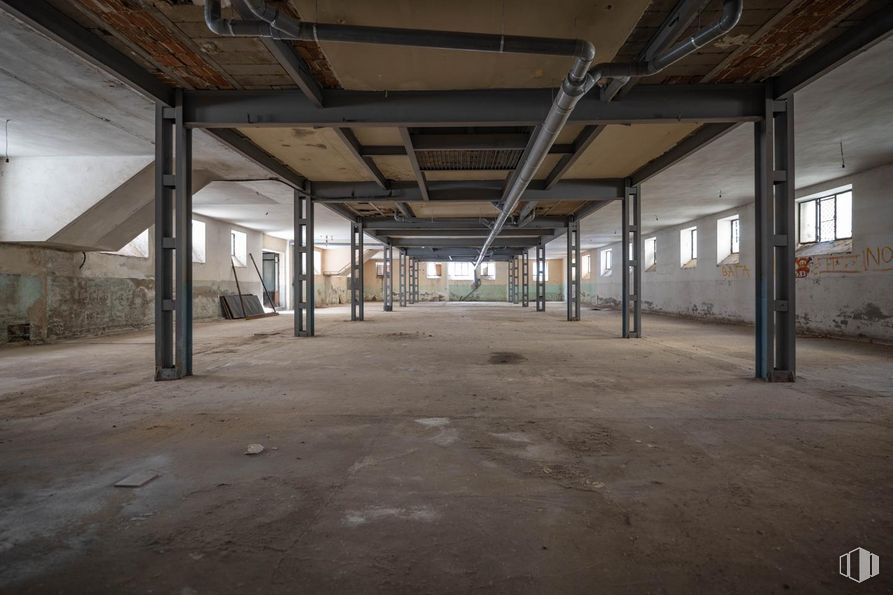 Industrial for sale at Calle Vicenta Manzanedo, Ávila, 05002 with fixture, floor, hall, flooring, building, composite material, ceiling, city, concrete and beam around