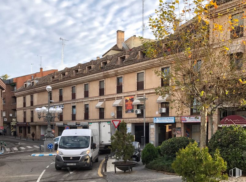 Local en venta en Calle San Agustín, Las Rozas de Madrid, Madrid, 28230 con edificio, camión, planta, cielo, coche, propiedad, nube, rueda, vehículo y ventana alrededor