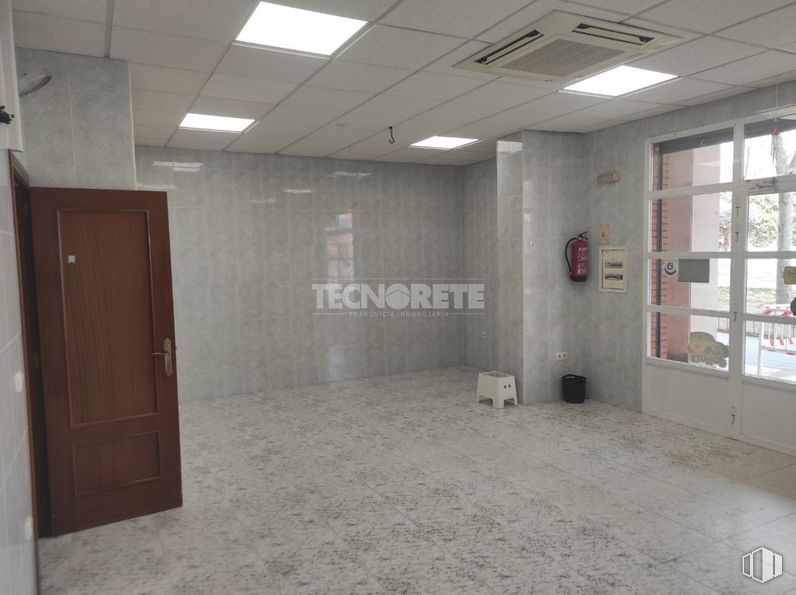 Retail for rent at Zona Manantiales, Guadalajara, 19004 with door, light fixture, window, lighting, fixture, architecture, interior design, flooring, floor and material property around