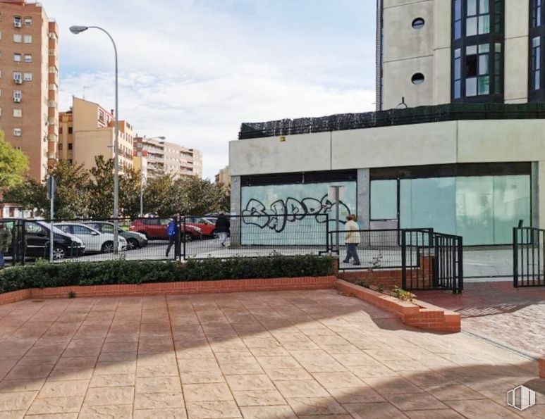 Local en alquiler y venta en Calle de Francos Rodríguez, Moncloa - Aravaca, Madrid, 28039 con edificio, ventana, luz de la calle, coche, cielo, día, planta, nube, superficie de la carretera y vehículo alrededor