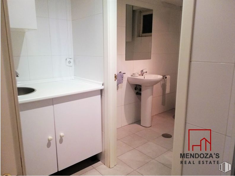 Oficina en venta en Calle Maldonado, Salamanca, Madrid, 28006 con fregadero, ebanistería, espejo, grifo, propiedad, arreglo de tubería, lavabo del baño, púrpura, baño y diseño de interiores alrededor