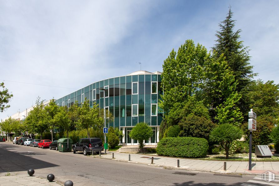 Oficina en alquiler en Calle Lanzarote, 9-13, San Sebastián de los Reyes, Madrid, 28700 con cielo, planta, edificio, nube, árbol, vehículo, diseño urbano, rueda, condominio y coche alrededor