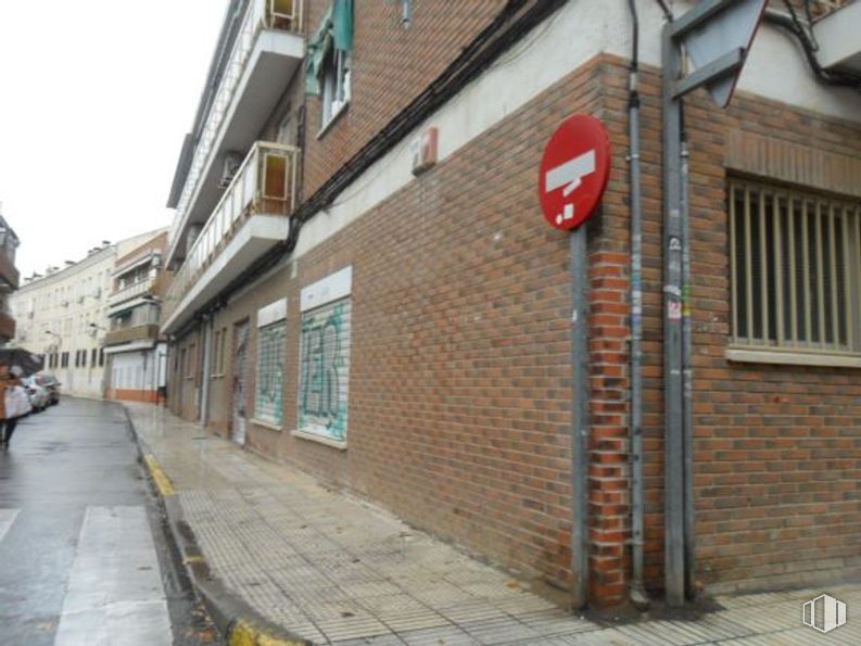 Local en alquiler en Zona Centro, Pinto, Madrid, 28320 con ventana, edificio, superficie de carretera, ladrillo, cielo, albañilería, acera, carretera, fachada y ciudad alrededor