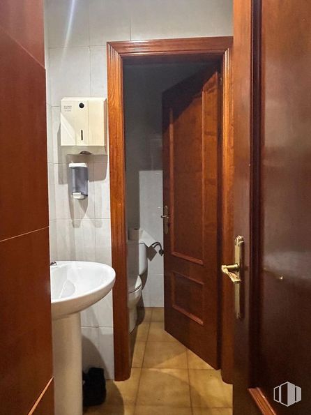 Local en venta en Calle Cuba, Parla, Madrid, 28980 con fregadero, manija de la puerta, puerta, marrón, propiedad, accesorios de fontanería, accesorio, madera, cuarto de baño y lavabo alrededor