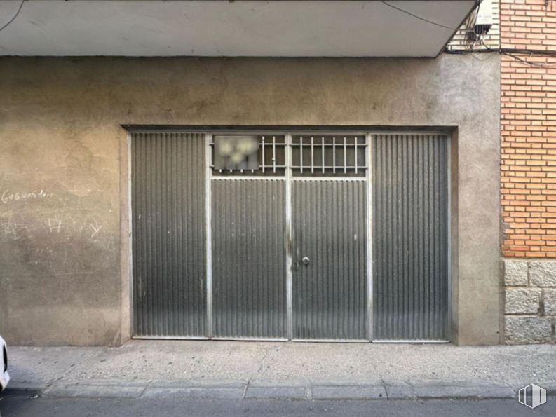 Retail for sale at Avenida Dos de Mayo, Mocejón, Toledo, 45270 with door, wood, architecture, fixture, brick, rectangle, neighbourhood, road surface, building and home door around