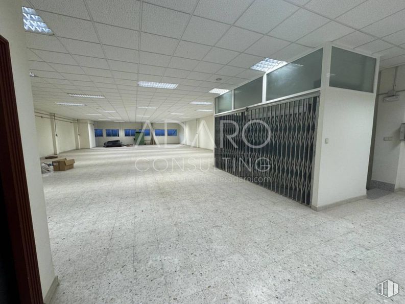 Industrial for rent at Calle Gamonal, Villa de Vallecas, Madrid, 28031 with flooring, floor, ceiling, tile flooring, silver, transparency, tile, building material, hall and aluminium around