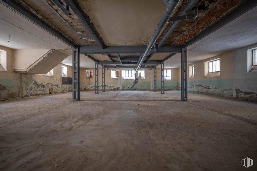 Industrial for sale at Calle Vicenta Manzanedo, Ávila, 05002 with window, hall, floor, fixture, flooring, city, ceiling, composite material, concrete and building around