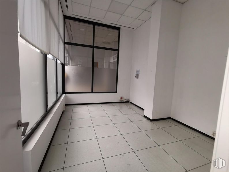 Office for rent at Calle Haya, 4, Carabanchel, Madrid, 28044 with fixture, interior design, flooring, floor, wall, hall, glass, ceiling, automotive exterior and aluminium around