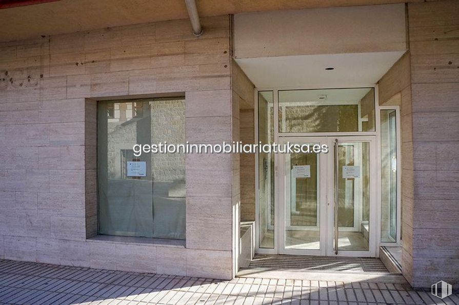 Retail for rent at Plaza de Santa Ana, Ávila, 05001 with mirror, fixture, door, wood, flooring, composite material, home door, automotive exterior, facade and glass around