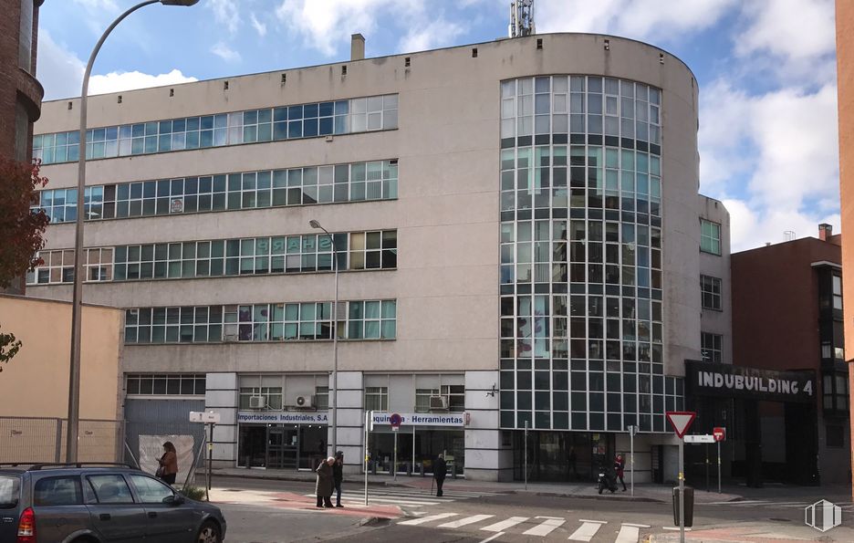 Industrial for rent at Edificio Indubuilding, Calle Tomás Bretón, Arganzuela, Madrid, 28045 with car, building, tire, cloud, sky, wheel, vehicle, window, street light and infrastructure around