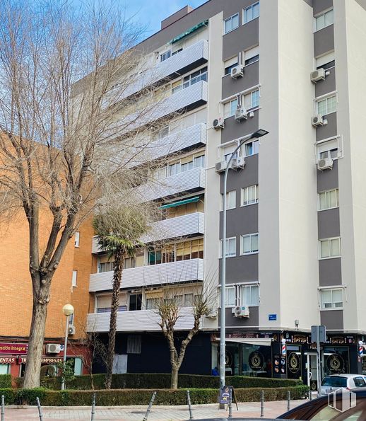 Retail for sale at Calle Húmera, 21, Fuenlabrada, Madrid, 28945 with building, city, urban area, apartment, metropolitan area, high-rise building, neighbourhood, facade, residential area and condominium around