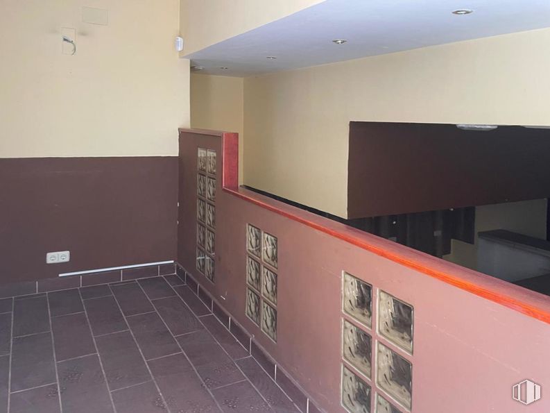 Retail for sale at Calle Mago de Oz, Guadalajara, 19005 with property, interior design, fixture, floor, wall, paint, flooring, building, hall and ceiling around