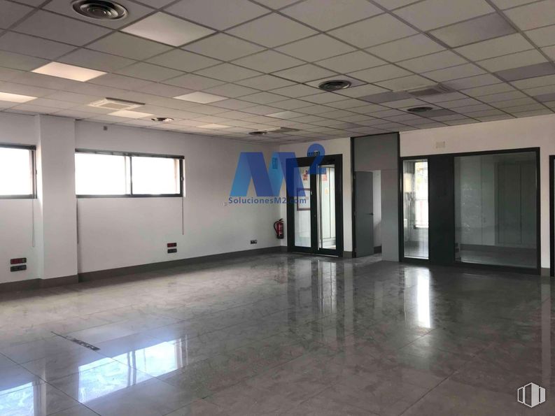 Local en venta en Zona Alcobendas, Alcobendas, Madrid, 28100 con ventana, puerta, edificio comercial, vidrio, sede y sede social alrededor