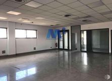 Local en venta en Zona Alcobendas, Alcobendas, Madrid, 28100 con ventana, puerta, edificio comercial, vidrio, sede y sede social alrededor