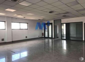 Local en venta en Zona Alcobendas, Alcobendas, Madrid, 28100 con ventana, puerta, edificio comercial, vidrio, sede y sede social alrededor