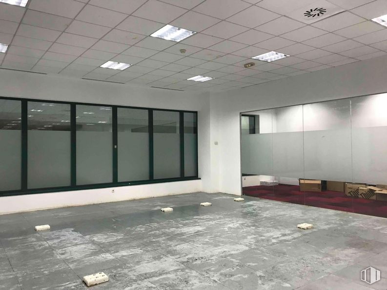 Oficina en alquiler en Polígono industrial Norte, San Sebastián de los Reyes, Madrid, 28700 con edificio, ventana, accesorio, hall, interiorismo, suelos, suelo, línea, propiedad material y sombra alrededor