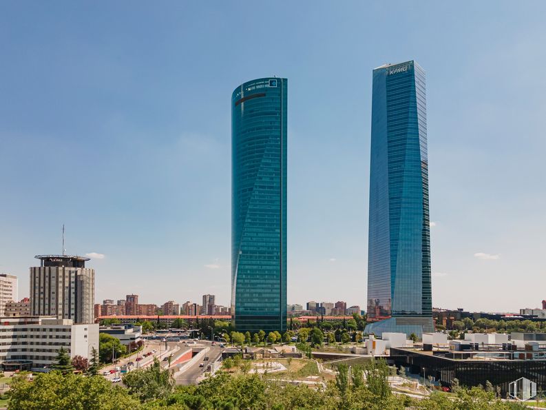 Office for rent at Torre Emperador, Paseo Castellana, 259 D , Fuencarral - El Pardo, Madrid, 28046 with building, sky, skyscraper, property, tower block, urban design, condominium, tree, neighbourhood and residential area around