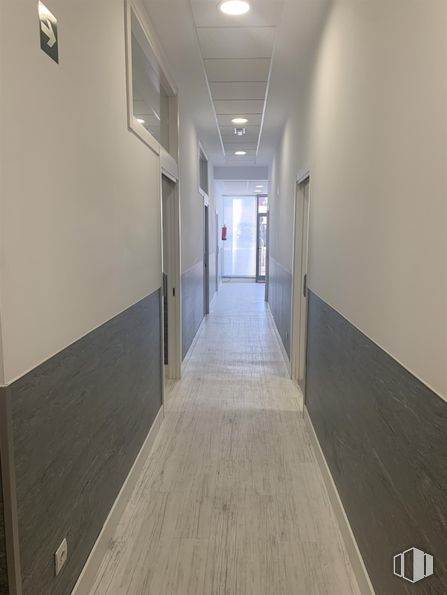 Retail for rent at Calle Puerto de Somport  , Fuencarral - El Pardo, Madrid, 28050 with building, fixture, door, interior design, flooring, floor, wood, hall, wall and paint around