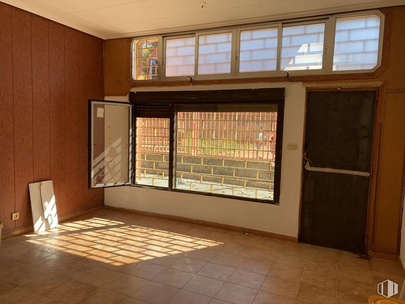 Retail for rent at Paseo Cantueso, Cuenca, 16004 with window blind, window, door, property, building, wood, fixture, shade, architecture and interior design around