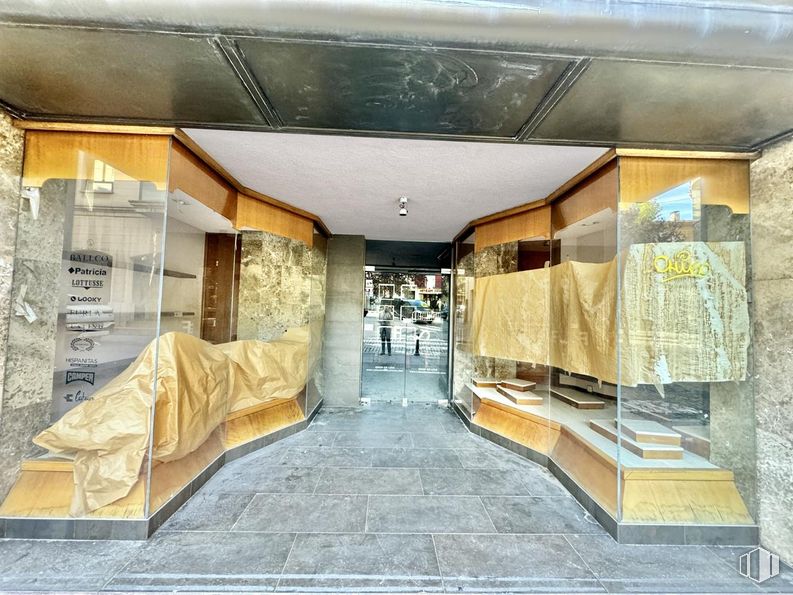 Retail for sale at Calle Juan José Martín, Ávila, 05001 with flooring, floor, composite material, ceiling, glass, transparency, tile, retail and light fixture around