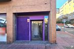 Retail for rent at Calle Libertad, Valdemoro, Madrid, 28341 with car, building, door, property, purple, road surface, window, architecture, fixture and brick around