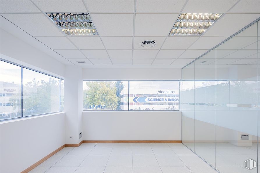 Oficina en alquiler en Ronda Poniente, 3, Tres Cantos, Madrid, 28760 con ventana, edificio, accesorio, interiorismo, sombra, suelo, suelos, vidrio, fachada y techo alrededor