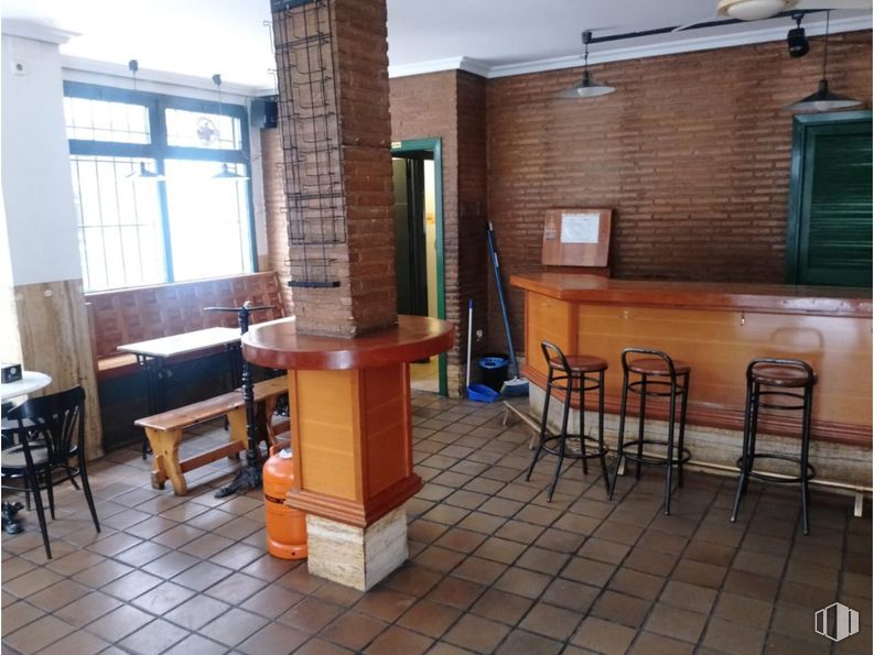 Retail for sale & for rent at Calle Colón, Cuenca, 16002 with window, chair, stool, table, furniture, wood, architecture, tile flooring, interior design and flooring around