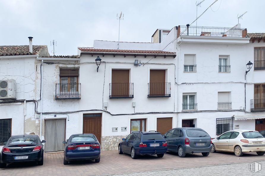 Retail for rent at Plaza Constitución, 11, Santa Cruz de la Zarza, Toledo, 45370 with car, building, automotive parking light, wheel, land vehicle, tire, vehicle, property, window and motor vehicle around